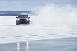 Range Rover Sport SVR sobre pista de hielo - PUNTA TACÓN TV