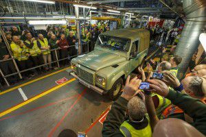 El último Land Rover Defender sale de la línea de montaje - PUNTA TACÓN TV