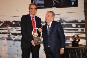 Javier Godó, presidente del Grupo Godó, entrega el premio a Enrico De Lorenzi, director general comercial de General Motors España - PUNTA TACÓN TV