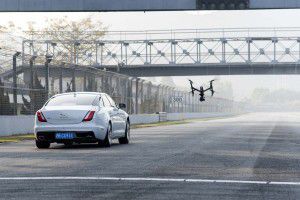 El Jaguar XJ se enfrenta a un dron - PUNTA TACÓN TV