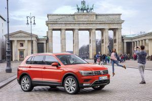 Nuevo Volkswagen Tiguan en la Puerta de Brandenburgo - PUNTA TACÓN TV