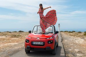 Juana Acosta con el Citroën E-Mehari en Fuerteventura - PUNTA TACÓN TV