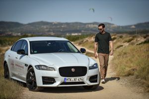 Nicholas Hoult y el Jaguar XF AWD R-Sport - PUNTA TACÓN TV