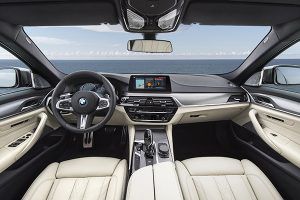BMW M550i xDrive interior - PUNTA TACÓN TV