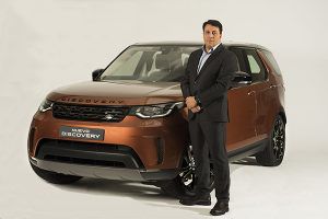Luis Antonio Ruiz Presidente y Consejero Delegado de Land Rover junto al nuevo Discovery - PUNTA TACÓN TV