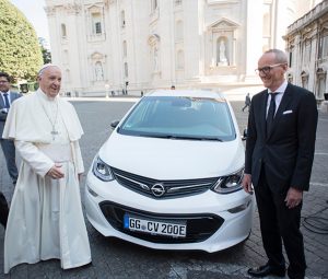 El Papa Francisco recibe un Opel Ampera-e - PUNTA TACÓN TV